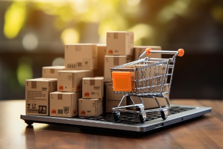 东方甄选自营产品半年GMV超36亿元 钉钉启动出海战略丨CEO自习室