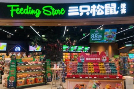 “抄爆款”VS“高端性价比”：三只松鼠的饮料革命是一场自我悖论？