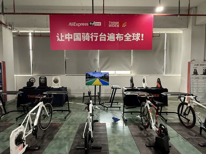 配有骑行台的自行车，可以在室内模拟户外骑行效果