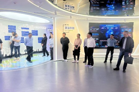南通市商务局副局长左晓明携考察团来访知识服务中心