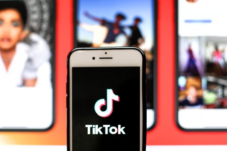LABUBU带火“审丑癖”！TikTok一抽象玩具7天卖出30万