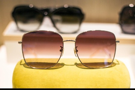 小米首款AI眼镜亮相：比Ray-Ban Meta更轻更长续航 可实现“不掏手机扫码支付”