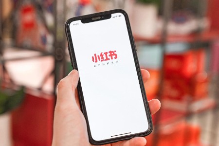 边开直播边做实验 单场卖出2200万 小红书有了00后“一姐”