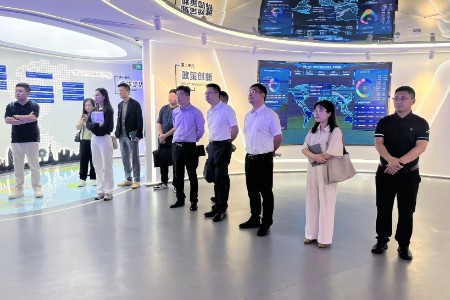 陵水黎族自治县人民政府考察组一行来访知识服务中心