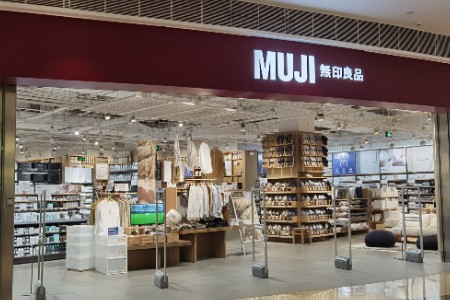 一边关店，一边押注“25元店” 无印良品被名创优品拖下水？｜品牌观察