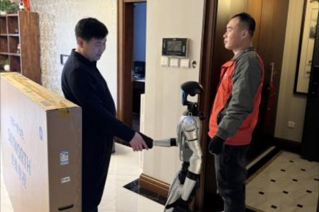 国补“首单机器人送货”落地北京 机器人搭档京东小哥完成极速配送