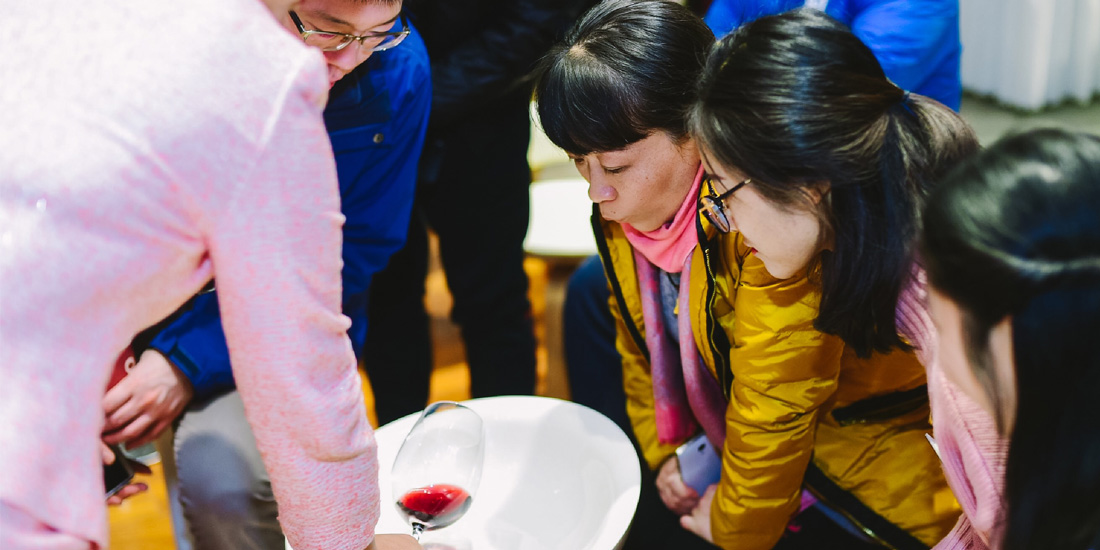 快买酒的专业讲师现场传授红酒知识