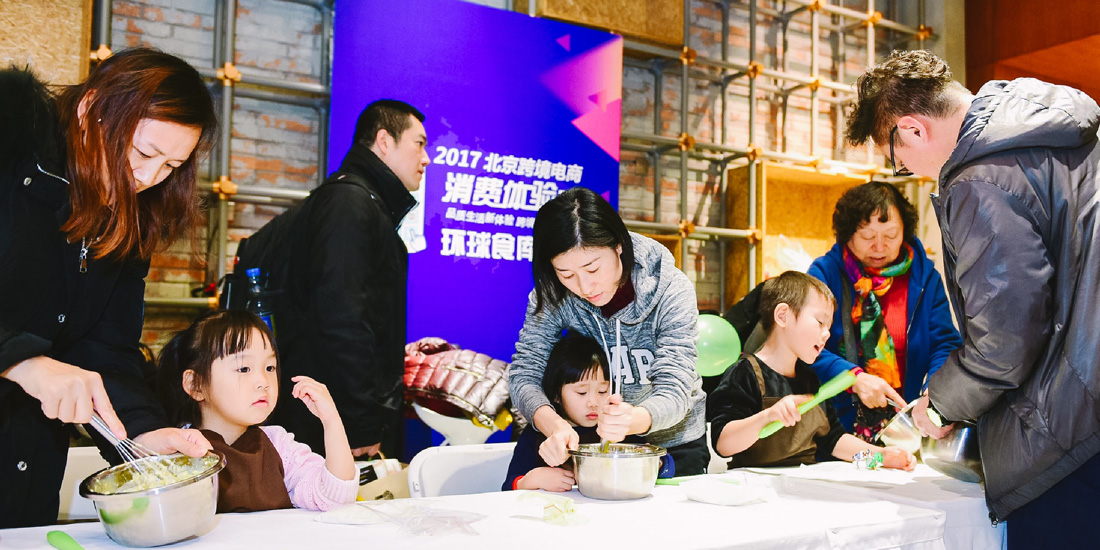 小朋友在家长的带领下参与烘培课堂