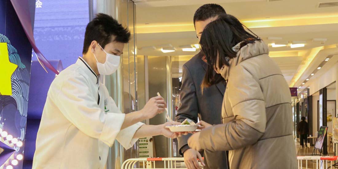 G-Super向消费者提供美国牛排试吃